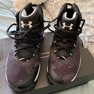 Boys size 2.5 Under Armour basketball sneakers NWB